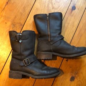 UGG Chaney brown ankle zip boot